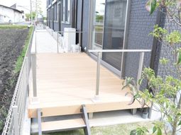 洗練されたデッキの外観