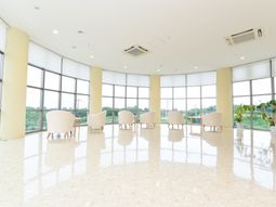 明るい休憩スペースの全景