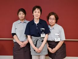 スタッフ３人の集合写真