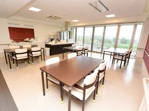 広々とした明るい食堂