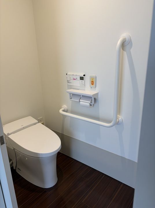 手すり付きの小さな部屋