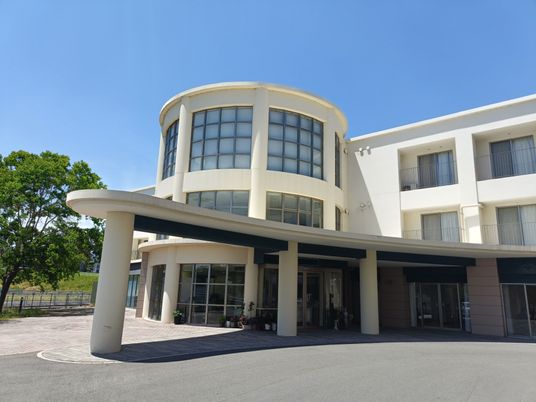 光が差し込む建物外観