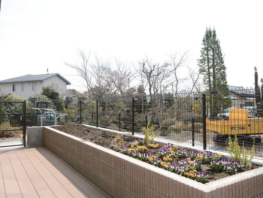 中庭の花壇付きバルコニー