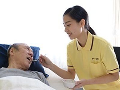 介護職員と利用者の食事支援