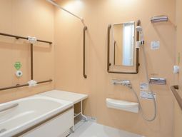 バリアフリーの洗面台と浴槽