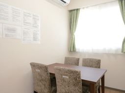 会議テーブルと掲示物