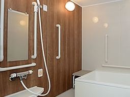 手すり付き清潔な浴室