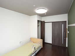 明るい居室の様子