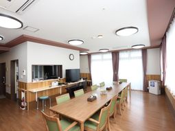 明るい共有スペースの一室