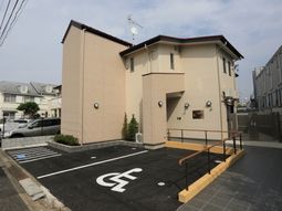 明るい建物と駐車場