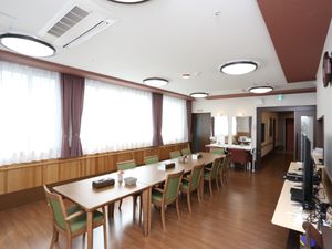 明るい広々とした食堂
