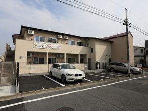 明朗な外観の建物