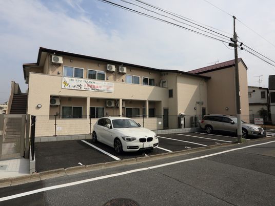 明朗な外観の建物