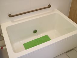 安全な手すり付き浴槽
