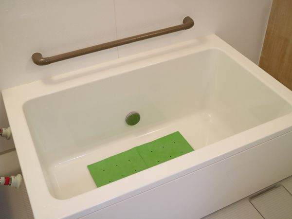 安全な手すり付き浴槽