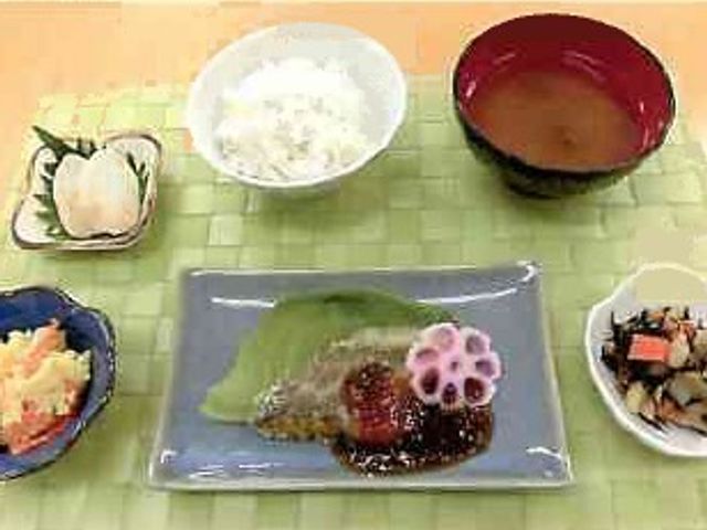 和食の盛り付けられた料理 食事 栄養バランスを考えた和食の一例です。彩り豊かなメニューで毎食を楽しみになさってください。