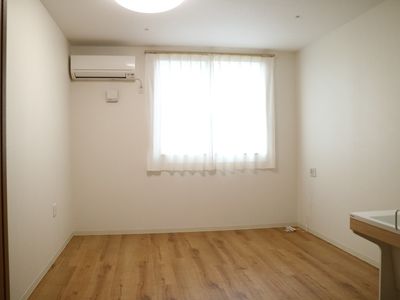 シンプルな居室のエアコン