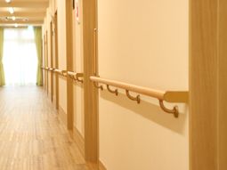 廊下の手すりと明るい窓