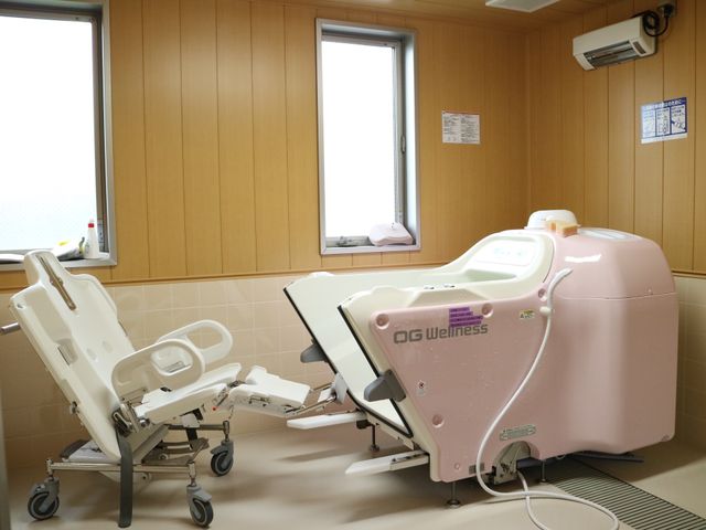 バリアフリー設計浴室 浴室 機能的な入浴設備を備えた清潔な浴室です。快適な入浴時間が過ごせるように配慮されています。