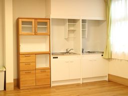 明るいキッチン設備