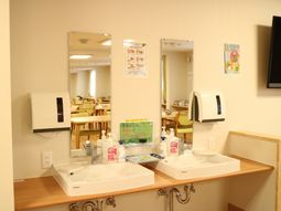 清潔感のある洗面台とダイニング