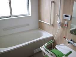 明るい安全な浴室空間