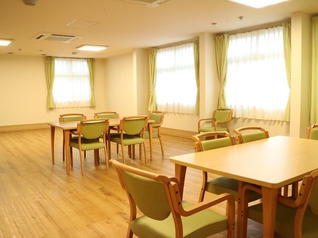 明るい日当たりの食堂 共有スペース 広々として暖色の照明が心地よい食堂です。ゆったりとした椅子でお食事をお楽しみいただけます。