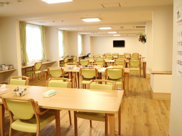 明るいダイニングルーム 共有スペース 広々として明るい食事の場です。ゆったりとしたイスとテーブルが配置され、快適な食事時間を過ごせそうです。
