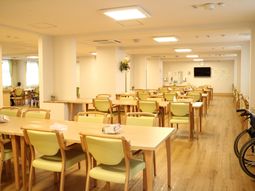 明るい食堂の様子