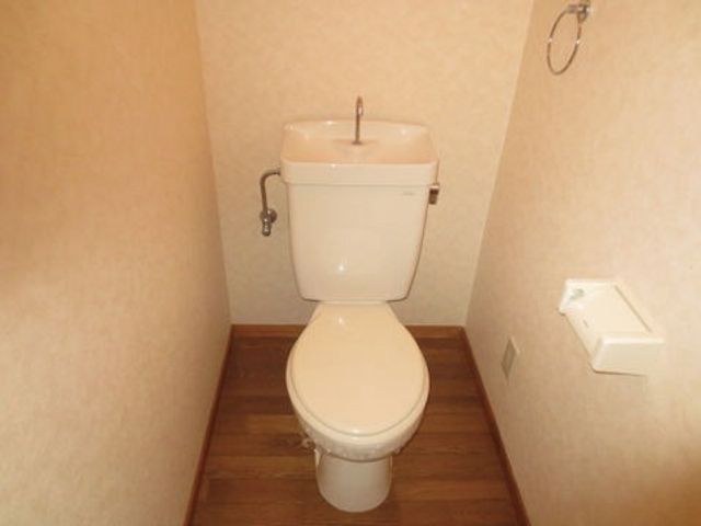 清潔なトイレ トイレ 広々とした使い勝手の良いトイレです。手すりも設置され、安心してご利用いただける設計になっています。