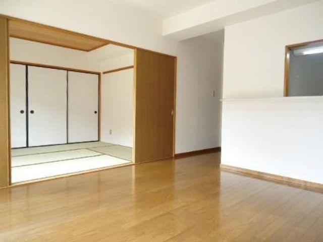 清潔な和室と廊下 居室 落ち着いた雰囲気の居室は、清潔で広々としており、新しい生活のスタートに最適です。ゆったりと自分の時間を過ごせる空間が整っています。