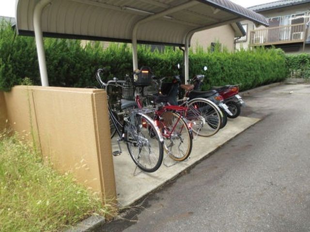 屋根付き自転車駐輪場 駐輪場 屋根付きで整備された自転車駐輪場があり、設備が整っている働きやすい環境です。