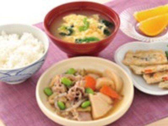 和風の健康的な料理 食事 彩り豊かで栄養バランスが考えられた食事です。お客様に安心してお召し上がりいただけるように心がけています。
