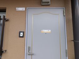 シックなエントランスドア