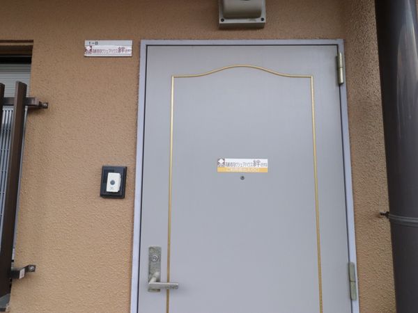 シックなエントランスドア