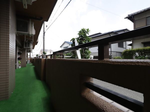 廊下の緑のカーペット