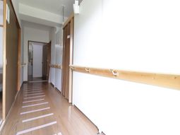 明るい廊下と手すり
