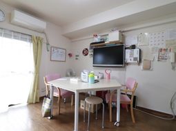 明るいリビングの様子