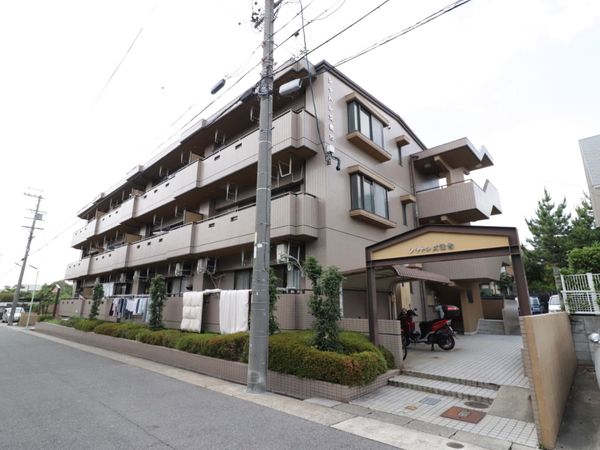 建物外観とエントランス