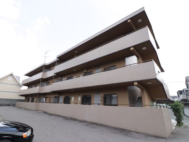 茶色の外壁の建物外観 外観 落ち着いた雰囲気の外観です。清潔感があり、新しい職場として快適な環境が期待できそうです。