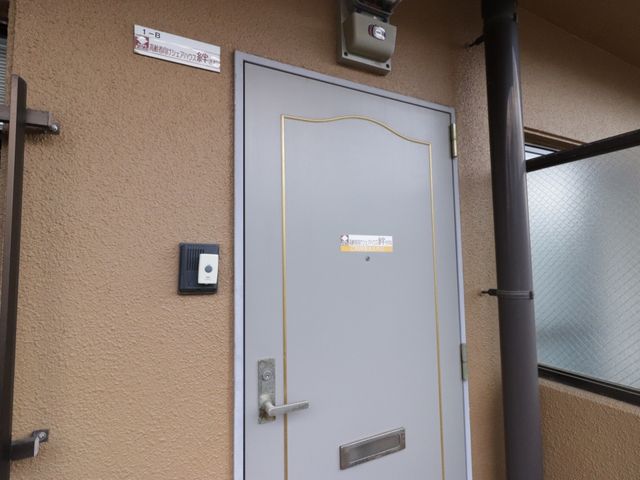 安全な施設の入口ドア 入口 手すり付きの入口は安全で利用しやすく、訪れる皆さまに安心感を提供しています。
