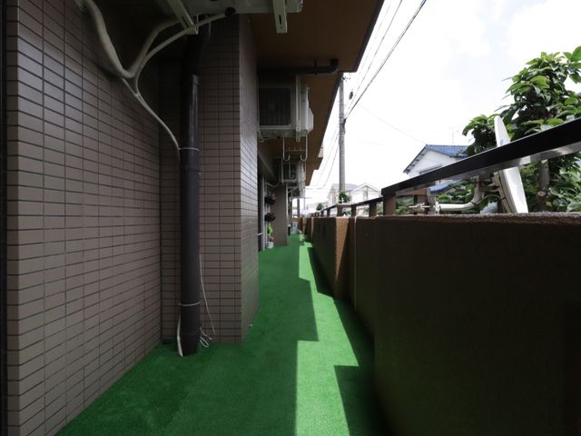 中庭の歩道 ベランダ 緑の敷物が引かれ穏やかな雰囲気の中庭です。新鮮な空気を吸いながらの散歩やおしゃべりが楽しめそうです。