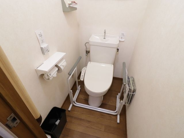 バリアフリー設計のトイレ トイレ 手すり付きで安心・使いやすいトイレです。スペースも十分に確保され、快適にご利用いただけます。