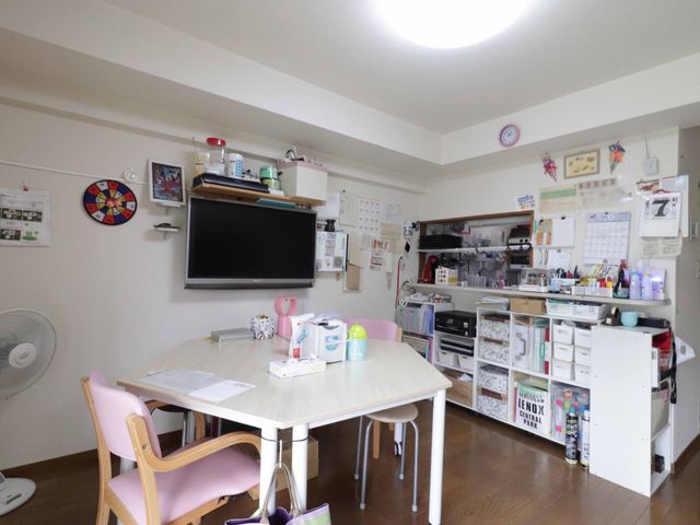 多機能な共有スペース リビング 明るく清潔なリビングです。日々の生活に必要な物品が整然と配され、居心地の良い環境が整っています。