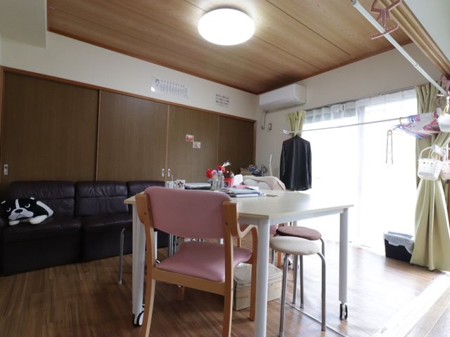 居心地の良い居室空間 リビング ゆったりとしたソファが配されたリラックスできる居室です。窓からは自然の光が差し込み、明るく暖かい雰囲気が広がっています。