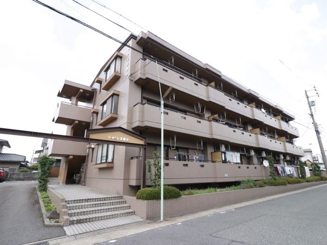 多階層の建物外観 外観 落ち着いた色合いの外観が特徴の建物で、エントランスは広々としており、訪れる人を優しく迎え入れます。