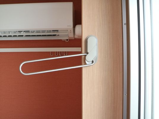 窓際のエアコンと換気扇