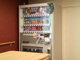 休憩スペースの自動販売機