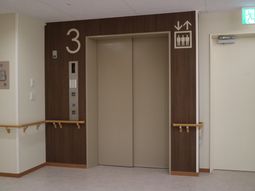 清潔感のある廊下のエレベーター