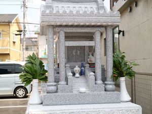 石造りの小型神社風の物